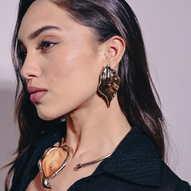 Gold torc choker with leaf pendant. - Image 4