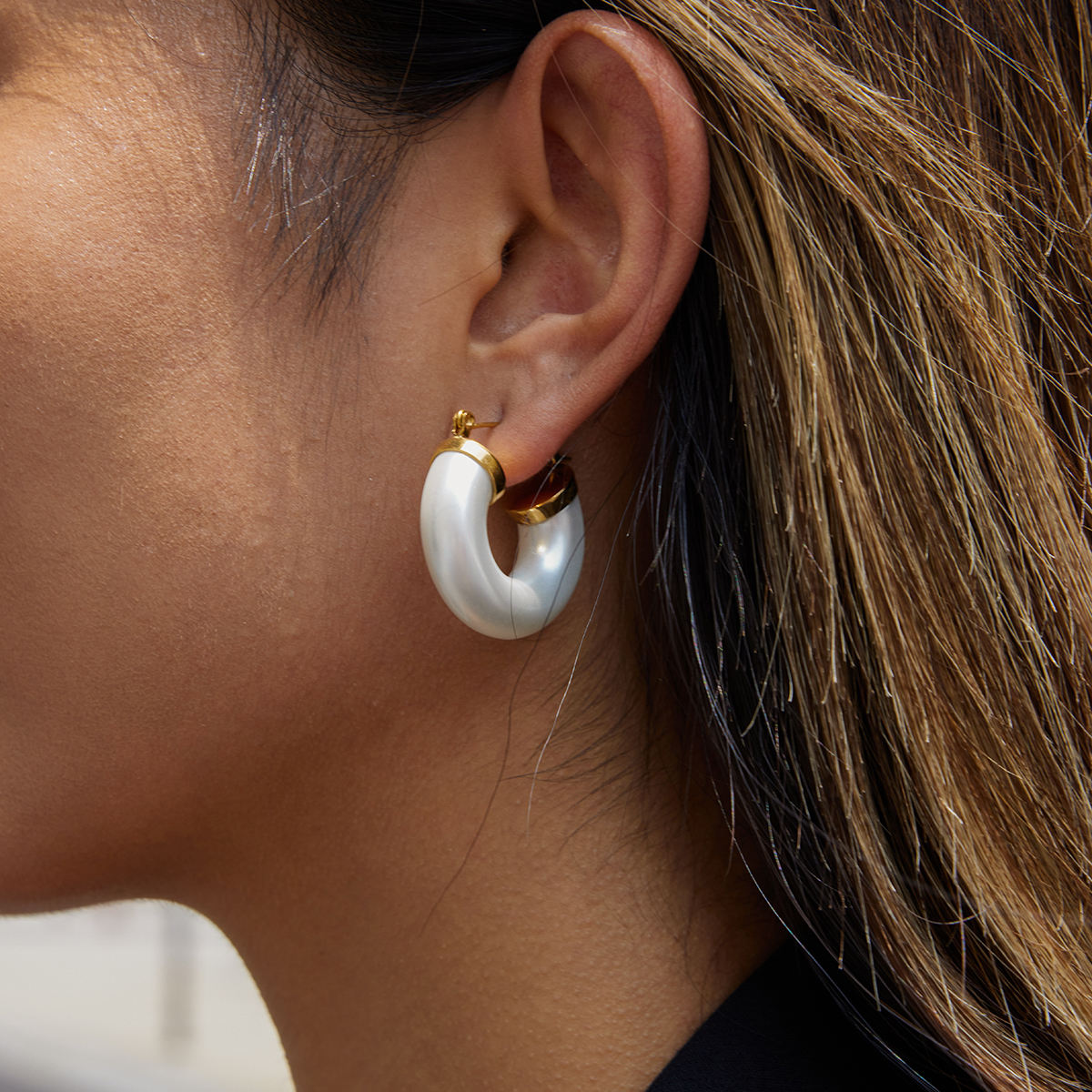 Elegant Classic 18k Gold Stainless Steel Chunky Thread Horseshoe Valentine White Resin Pearl Hoop Earrings